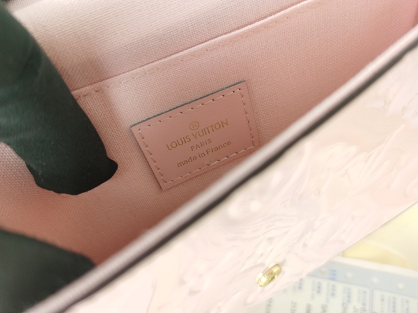 LVコピーウォレット着用イメージ